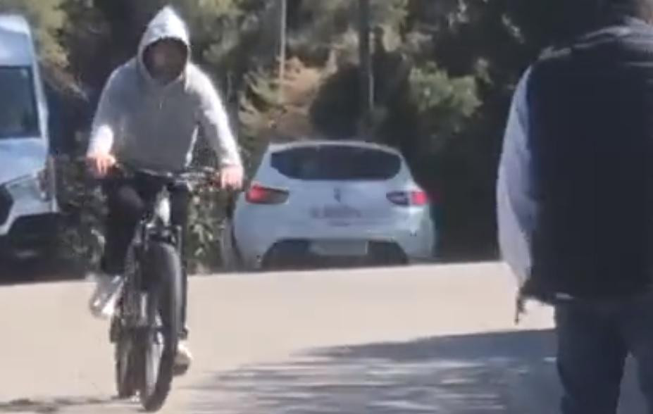 Lionel Messi paseó en bicicleta por Barcelona. Foto: captura. 