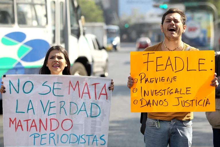Manifestantes protestan en rechazo por el asesinato de comunicadores en Guadalajara: Foto: EFE