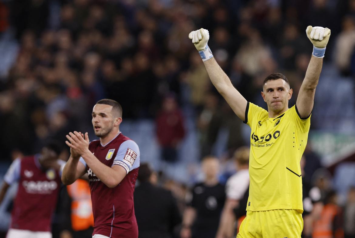 Festejo del Dibu Martínez por la victoria del Aston Villa en Premier League. Foto: REUTERS.