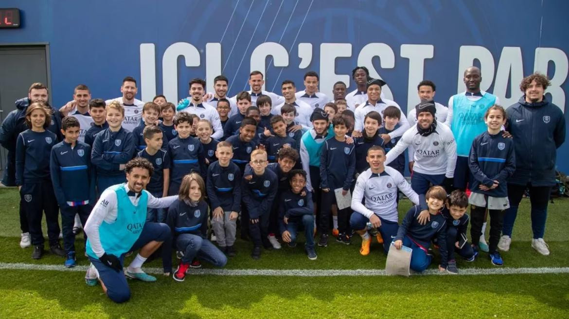 Los jugadores del PSG junto a los nenes de la Academia del club. Foto: Prensa PSG