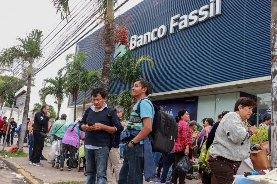 Intervención de un banco de Bolivia y reclamo de ahorristas. Foto: EFE.