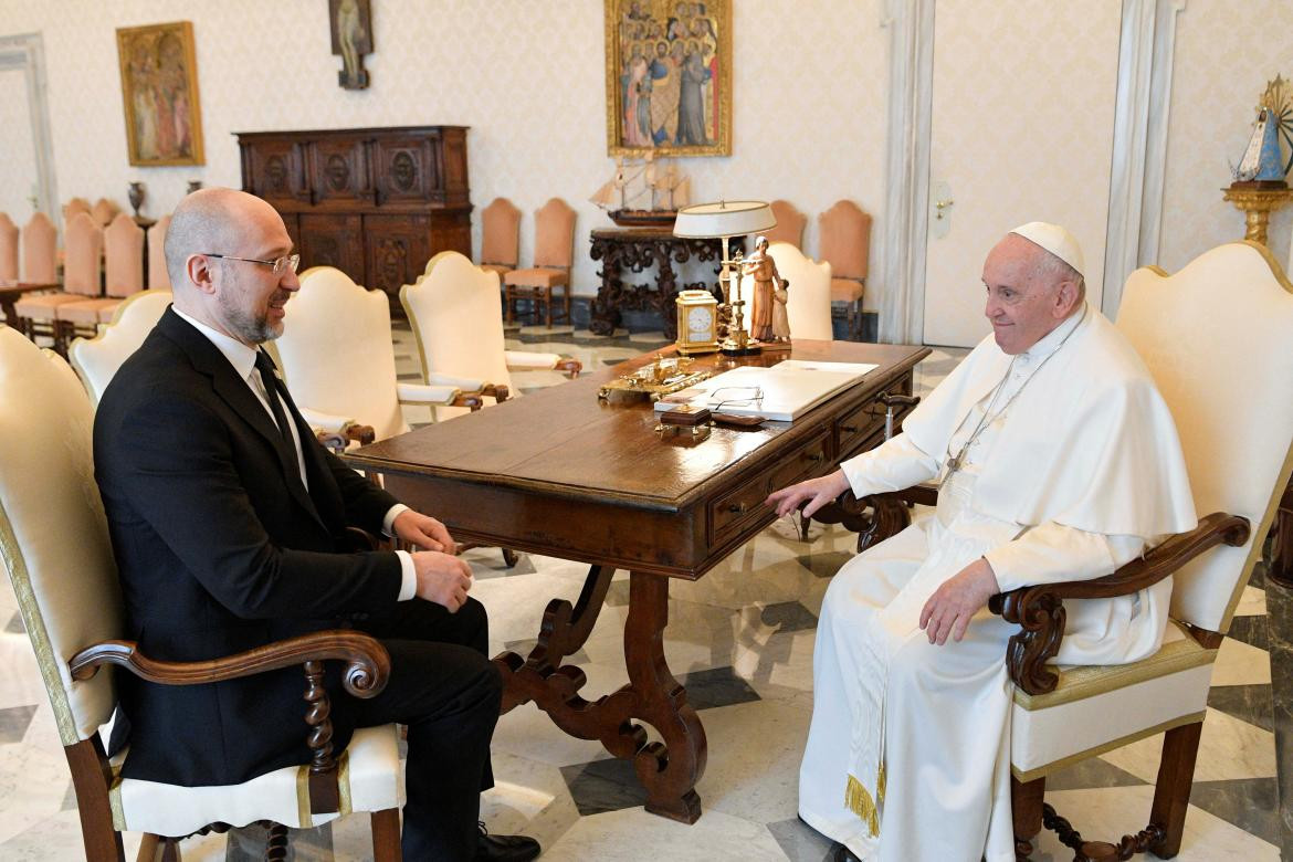 Denys Shmyhal y el papa Francisco en el Vaticano. Foto: Reuters.