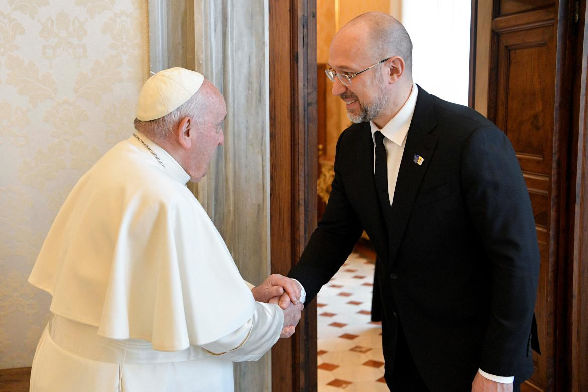Denys Shmyhal y el papa Francisco en el Vaticano 2. Foto Reuters.