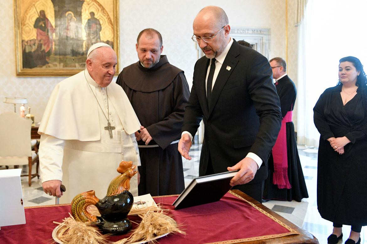 Denys Shmyhal y el papa Francisco en el Vaticano 3. Foto Reuters.