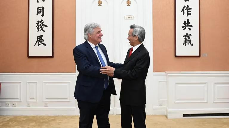 Los ministros de Exteriores de China y de Uruguay, Qin Gang y Francisco Bustillo.Foto: EFE