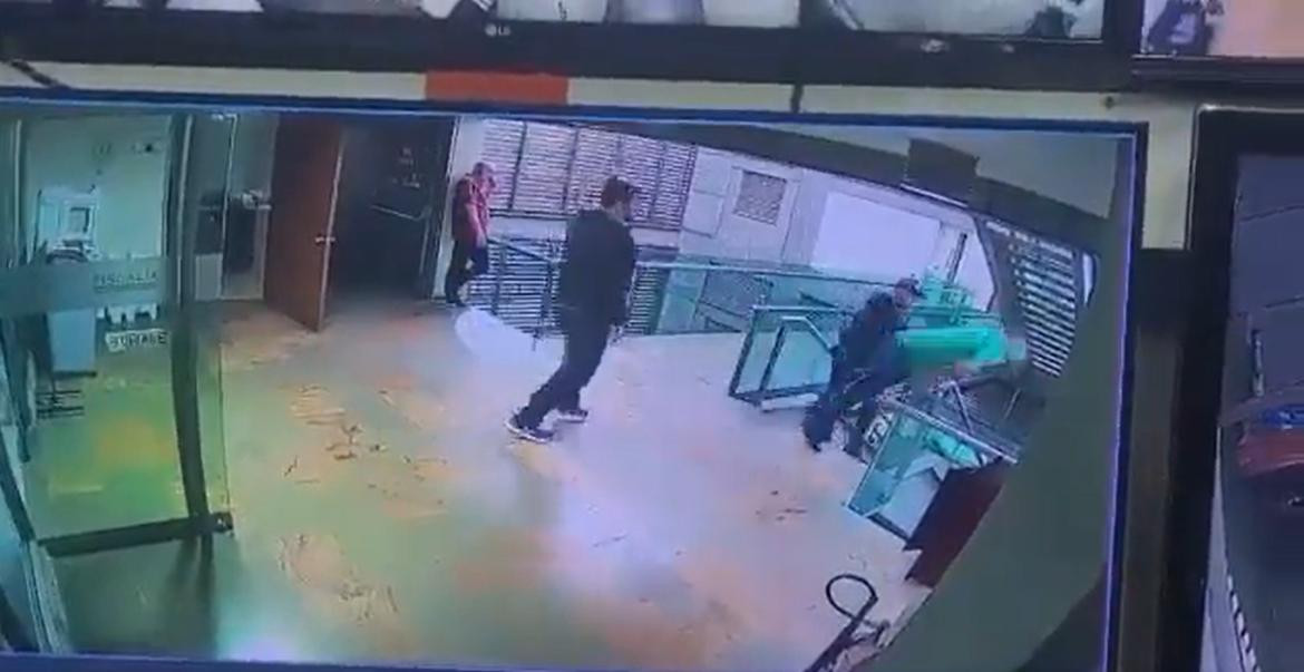 Un hombre acusado por pornografía infantil se arrojó desde el tercer piso de una fiscalía. Foto: Captura de pantalla.