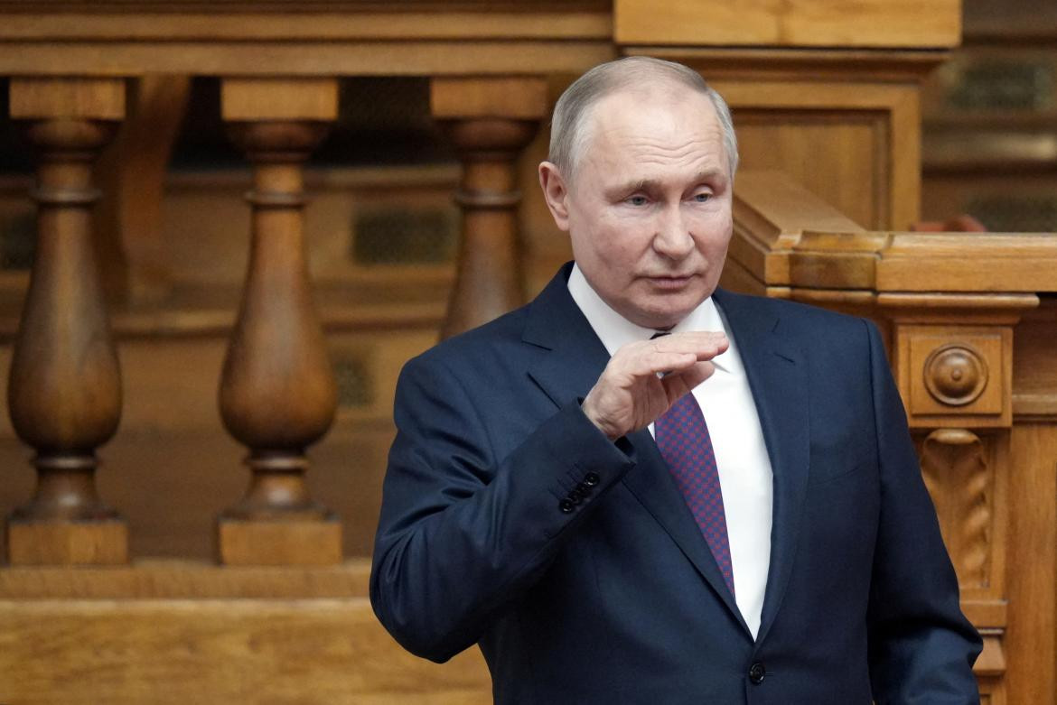 El presidente ruso Vladímir Putin pronuncia un discurso durante unа reunión del Consejo de Legisladores dependiente de la Asamblea Federal de Rusia en San Petersburgo_Rusia_ 28 de abril_Reuters
