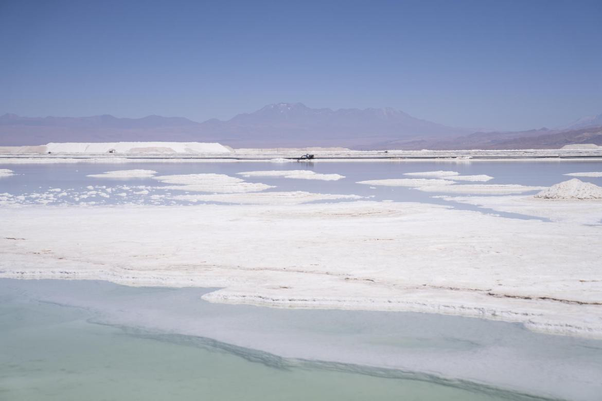 Piscina de salmuera para la producción de litio en el Salar de Atacama. Foto: EFE.
