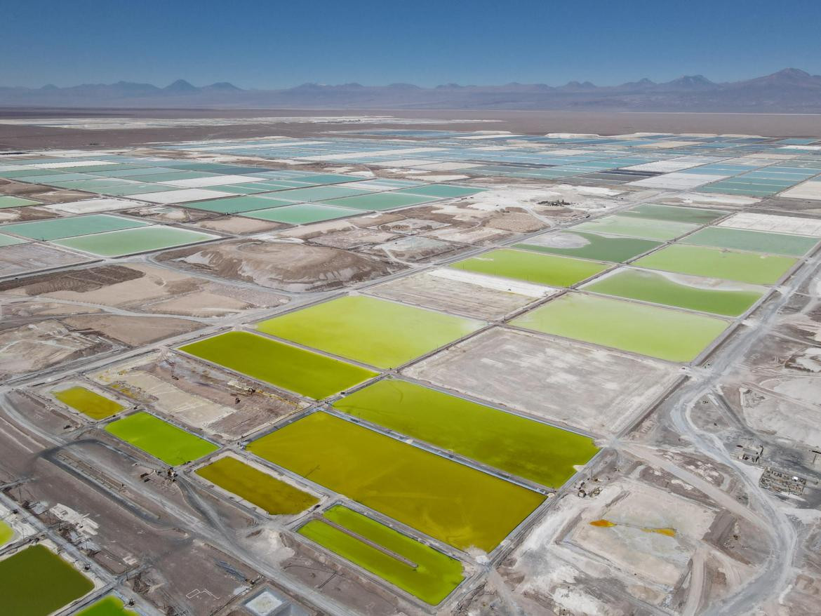Piscinas de salmuera para la producción de litio en el Salar de Atacama. Foto: EFE.