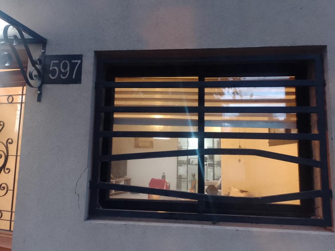 Los delincuentes abrieron las rejas de su casa con un criquet. Foto: Twitter @BORECITA.