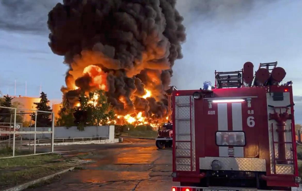 Incendio en un depósito de combustible en Ucrania tras ataque ruso. Foto: EFE.