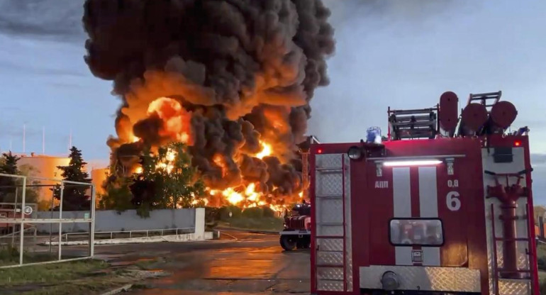 Incendio en un depósito de combustible en Ucrania tras ataque ruso. Foto: EFE.