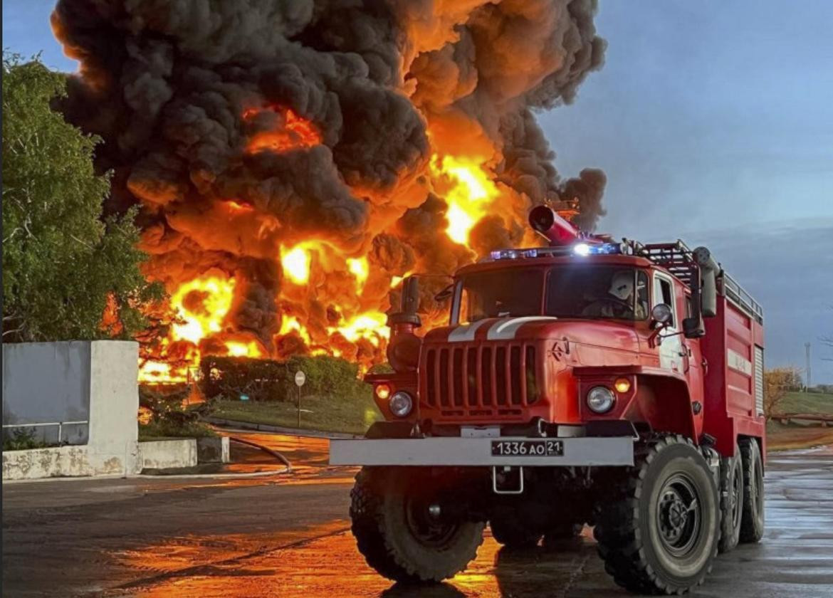 Incendio en un depósito de combustible en Ucrania tras ataque ruso. Foto: EFE.