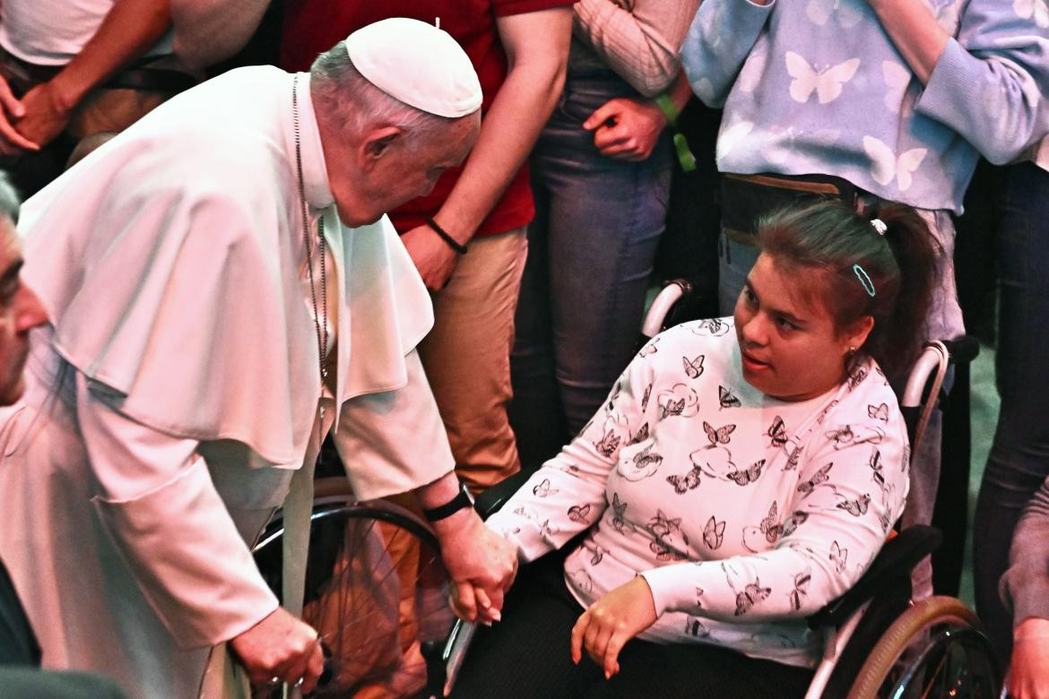 El papa Francisco se acercó a los refugiados. Foto: EFE.
