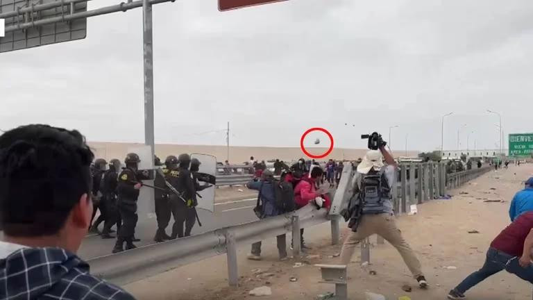 Incidentes entre migrantes en la frontera. Foto: captura video Canal N