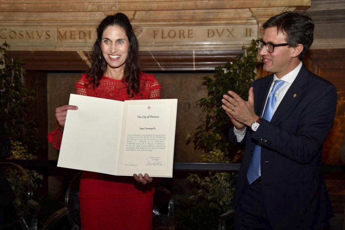 La profesora despedida fue premiada en la ciudad de Florencia. Foto: EFE.