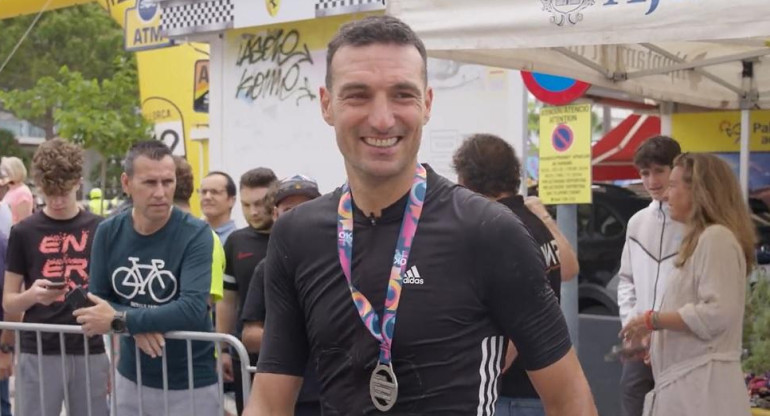 Lionel Scaloni participó de la prueba de ciclismo de 167 kilómetros. Foto: captura.