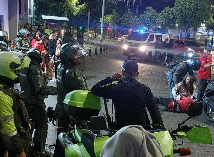 Enfrentamiento de barrabravas en Medellín, Colombia. Foto: Twitter @DenunciasAntio2.