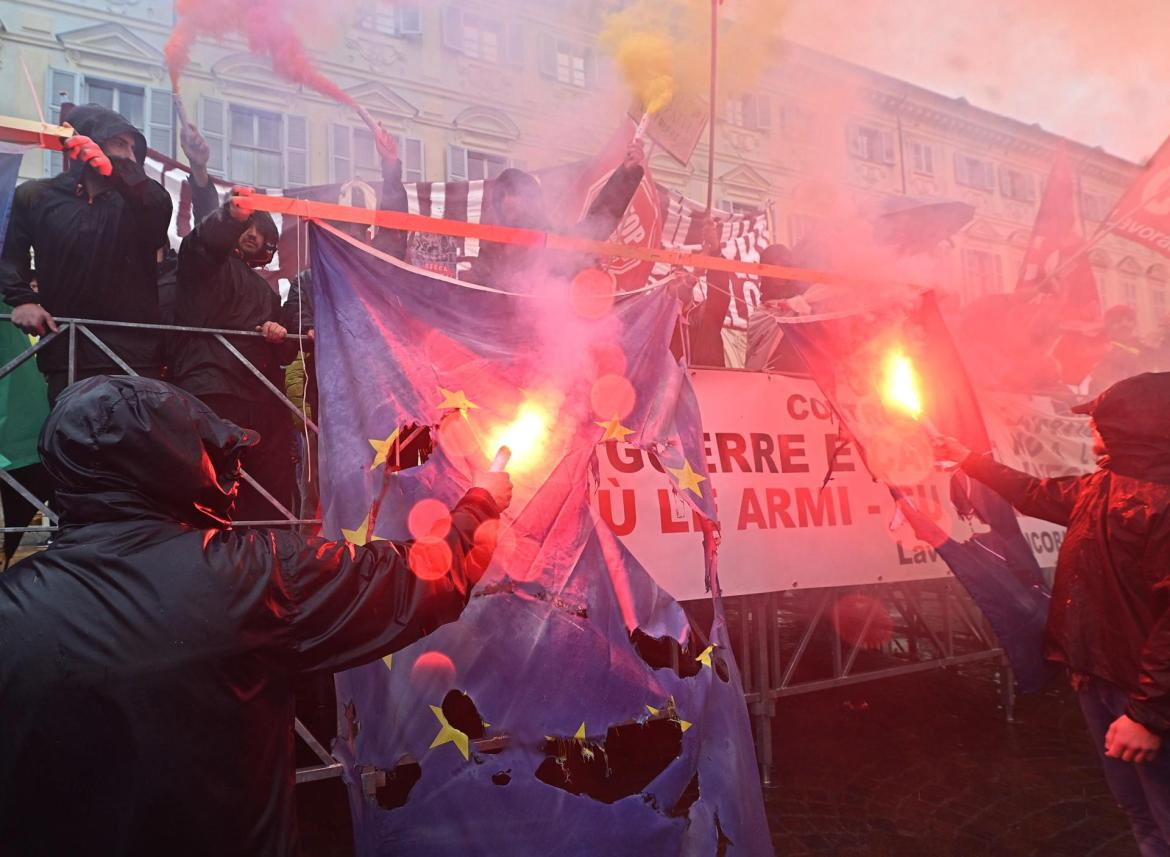 Queman bandera de la Unión Europea y de la OTAN en Turín por el Día internacional de los trabajadores. Foto EFE.