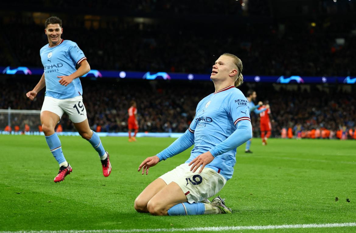 Julián Álvarez junto a Erling Braut Haaland; Manchester City. Foto: Reuters.