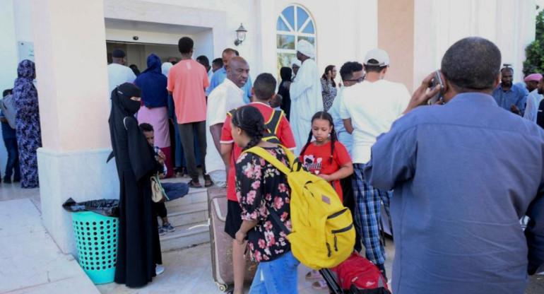 Personas buscan ser evacuadas de Sudán. Foto: Reuters