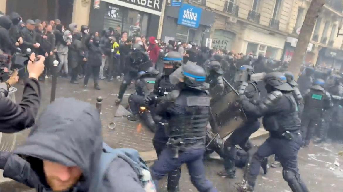 Represión en París. Foto: Reuters.