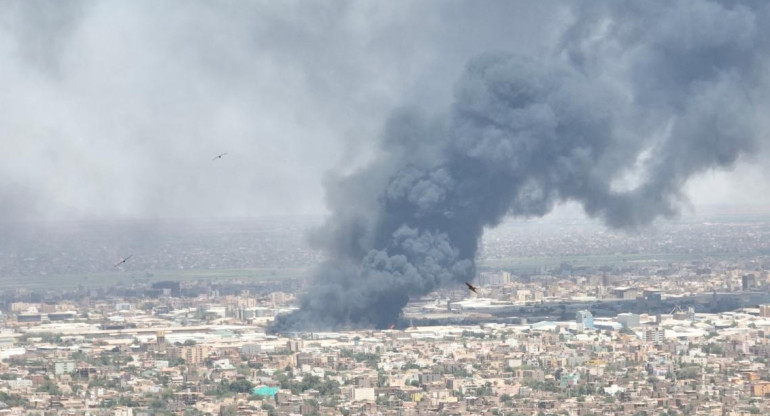 La capital de Sudán bombardeada. Foto: Reuters.