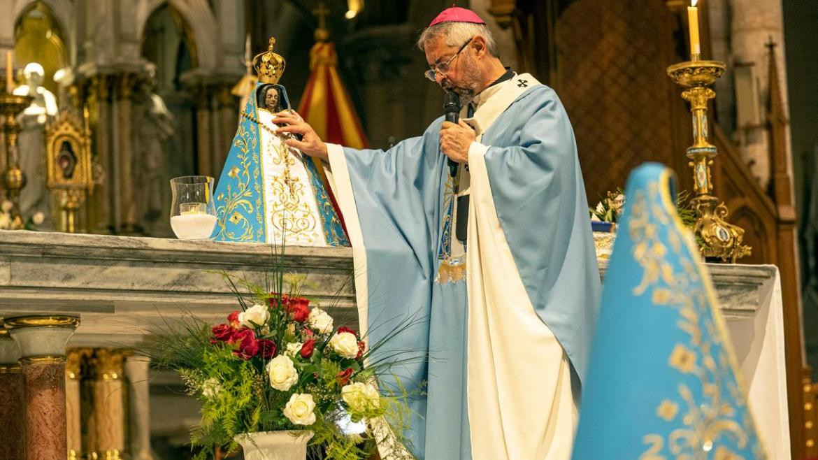 Vírgen de Luján con las tres estrellas. Foto: Télam