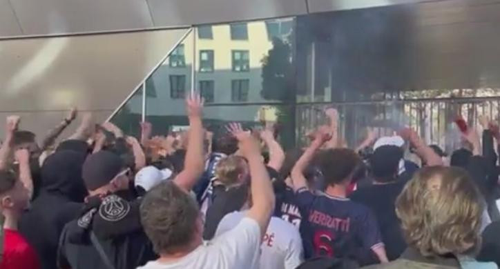 Manifestación de hinchas del PSG contra el club y Messi. Captura de video: NA