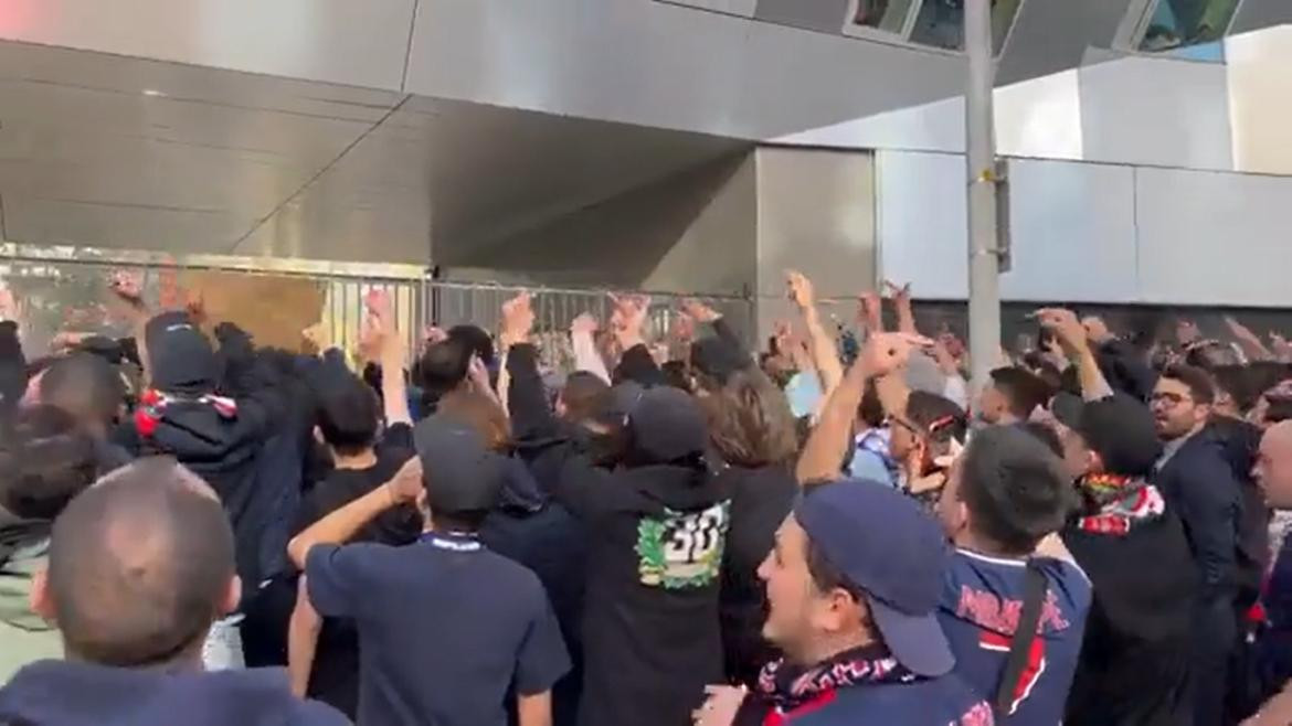 Manifestación de hinchas del PSG contra el club y Messi. Captura de video: NA