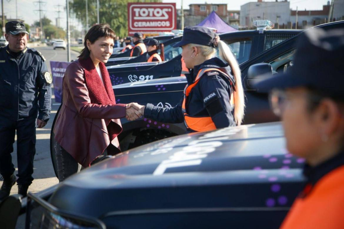 Entrega de patrulleros en Quilmes de Mayra Mendoza. Foto: Prensa.