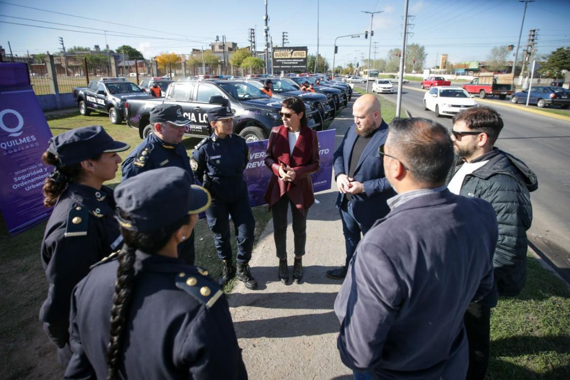 Entrega de patrulleros en Quilmes de Mayra Mendoza. Foto: Prensa.