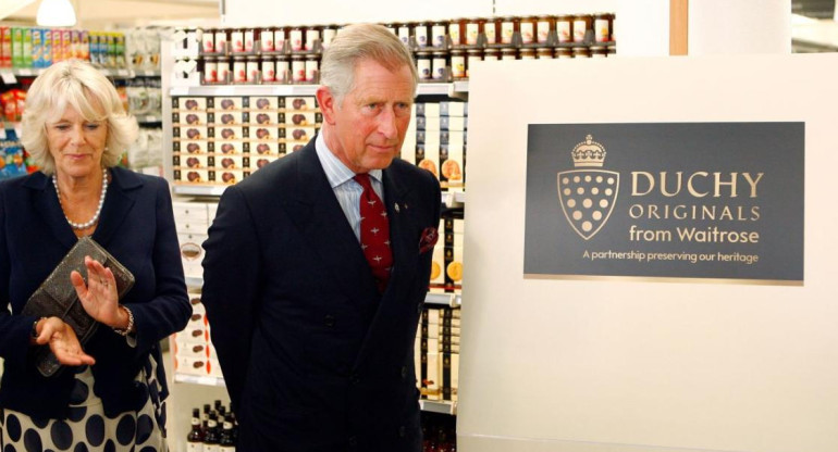Rey Carlos III y su marca de alimentos orgánicos. Foto: Reuters.