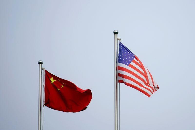 Banderas de Estados Unidos y China. Foto: Reuters