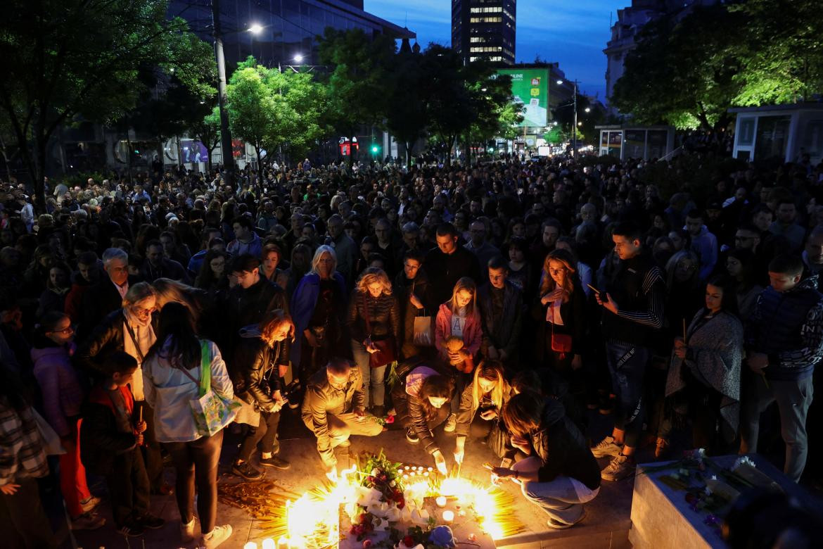 Una multitud conmovida por el tiroteo en Belgrado. Foto: Reuters.