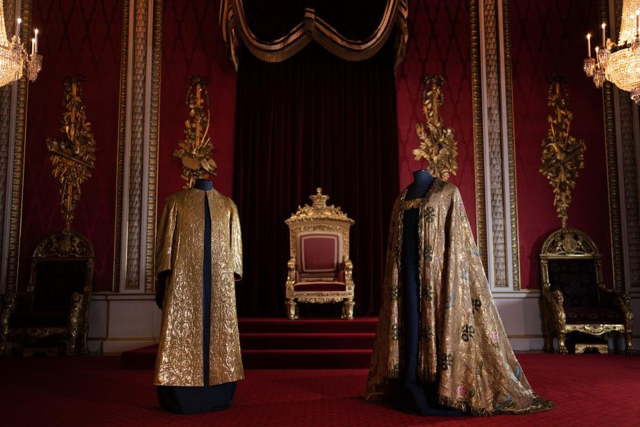 Parte de la vestimenta "reciclada" que utilizará Carlos III en su coronación. Foto: royal.uk.