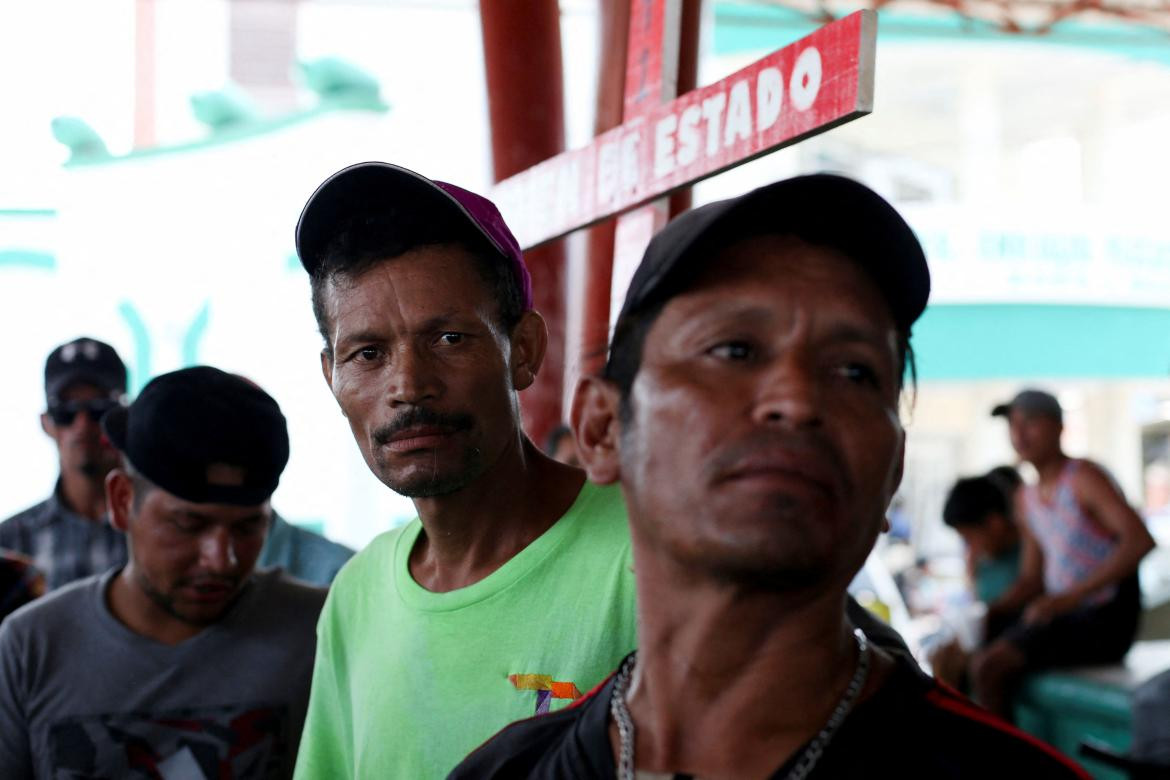 Migrantes intentan entrar a Estados Unidos. Foto: Reuters.