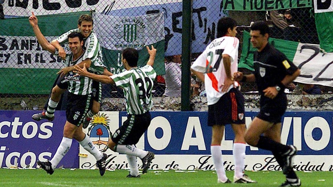 Banfield 5 - 0 River Plate; 2002. Foto: Zonales.