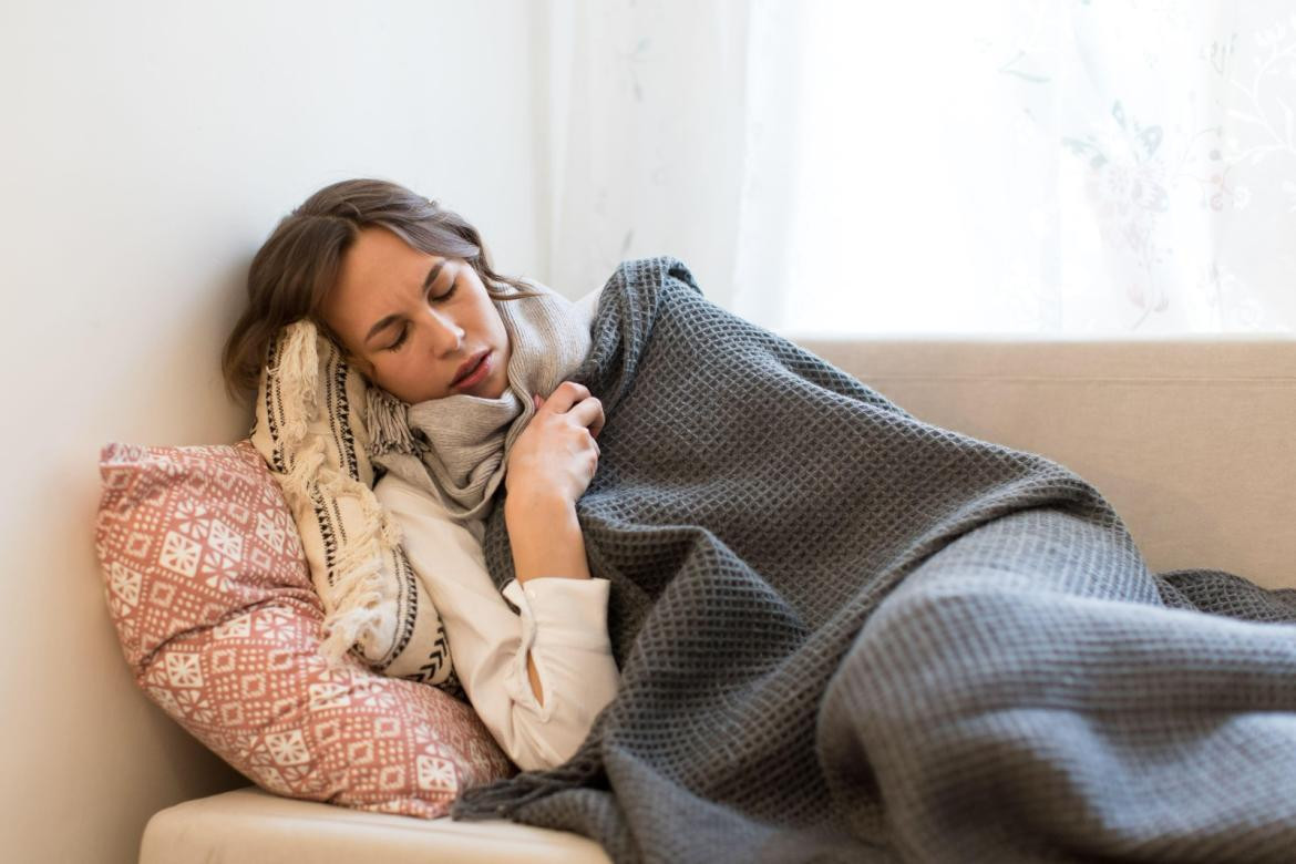 Mujer con gripe descansando. Foto Alamy