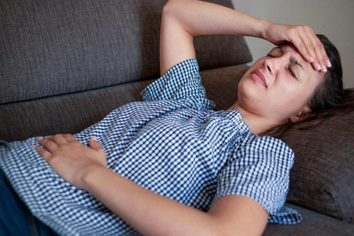 Mujer con dolor de estómago. Foto: Alamy