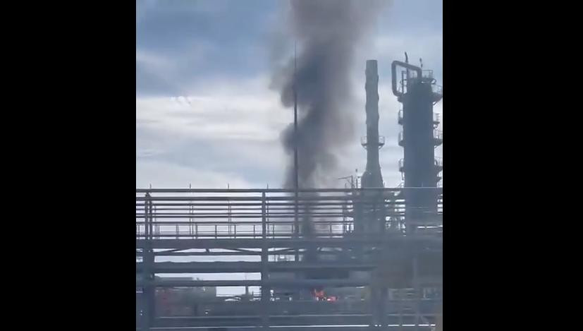 Segundo incendio en la misma refinería rusa. Foto: Captura de pantalla.
