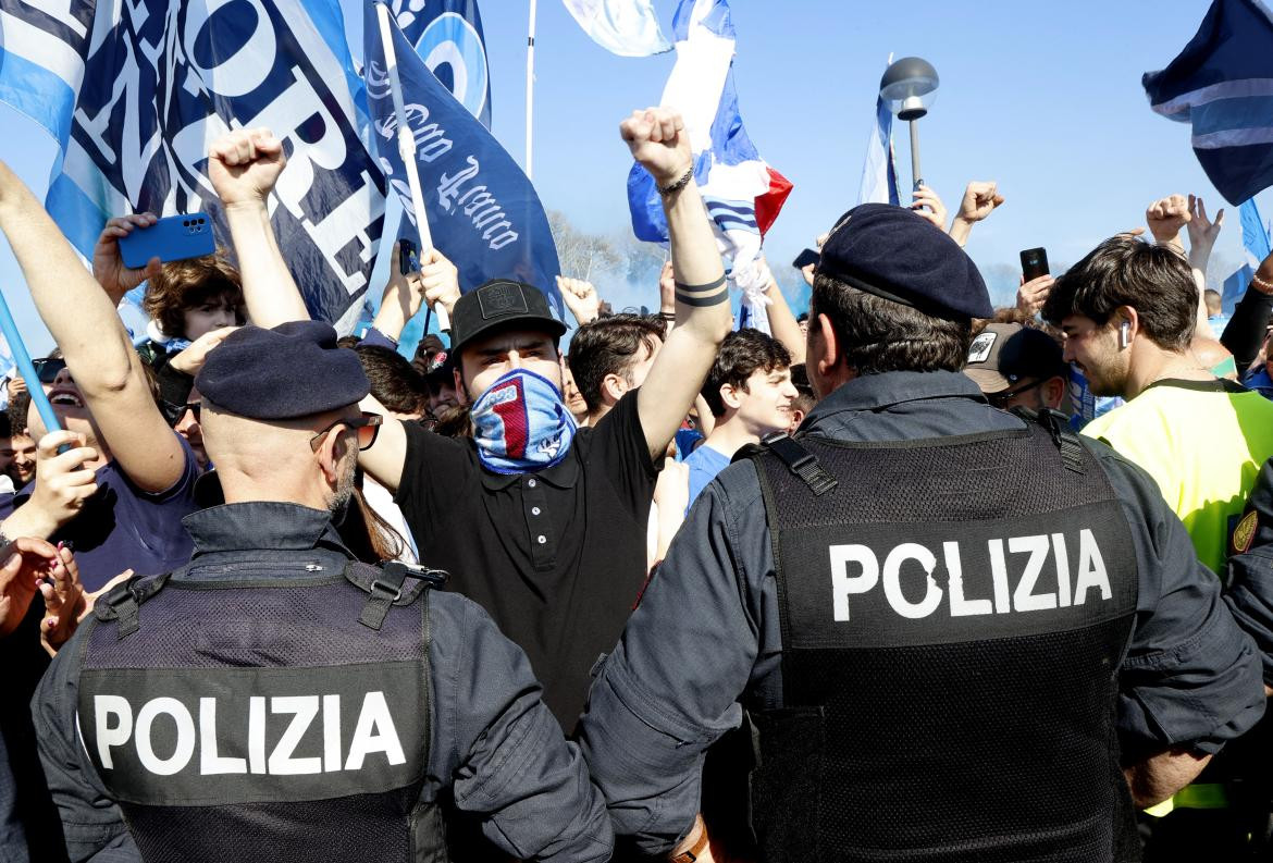 Los festejos por el campeonato del Napoli terminaron con un muerto y cientos de heridos. Foto: Reuters.