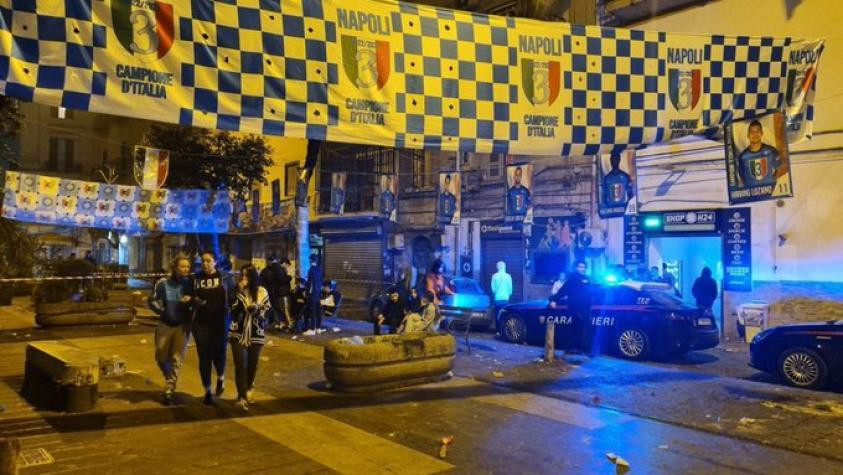 Los festejos por el campeonato del Napoli terminaron con un muerto y cientos de heridos. Foto: NA.