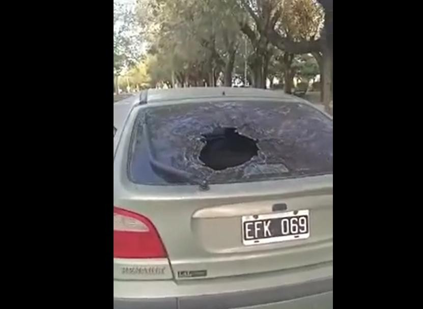 Filmó al ladrón que le robó en su casa y este le rompió un vidrio del auto. Foto: Captura de pantalla.