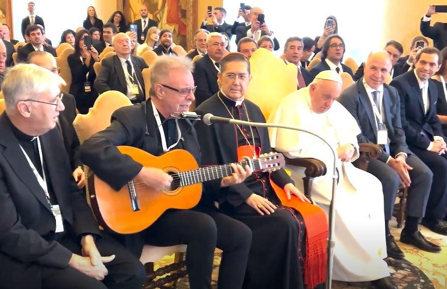 León Gieco emocionó al papa Francisco durante su show en el Vaticano. Foto: captura de video.