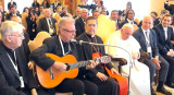 León Gieco emocionó al papa Francisco durante su show en el Vaticano. Foto: captura de video.