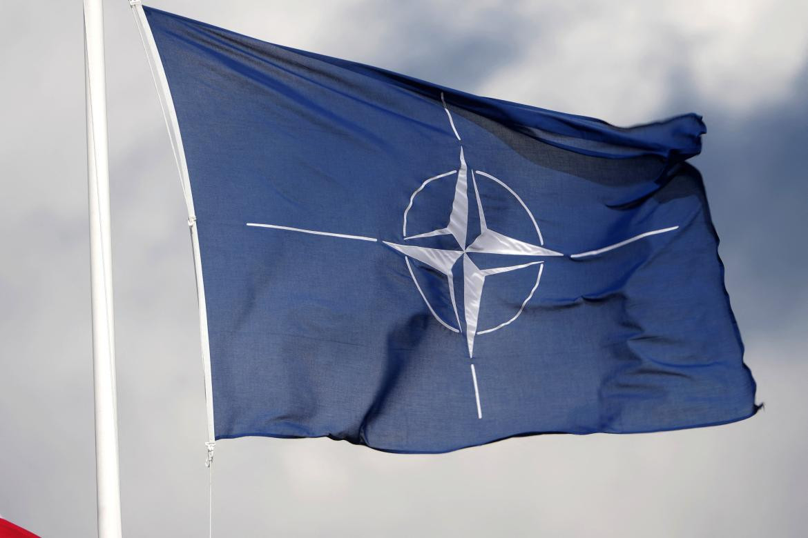 Bandera con el símbolo de la OTAN. Foto: Reuters.