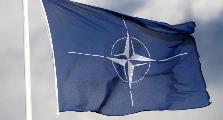 Bandera con el símbolo de la OTAN. Foto: Reuters.