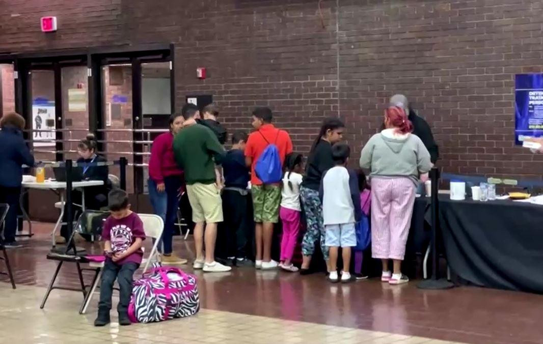 New York; asilo a inmigrantes en gimnasios. Foto: Reuters/captura de pantalla.