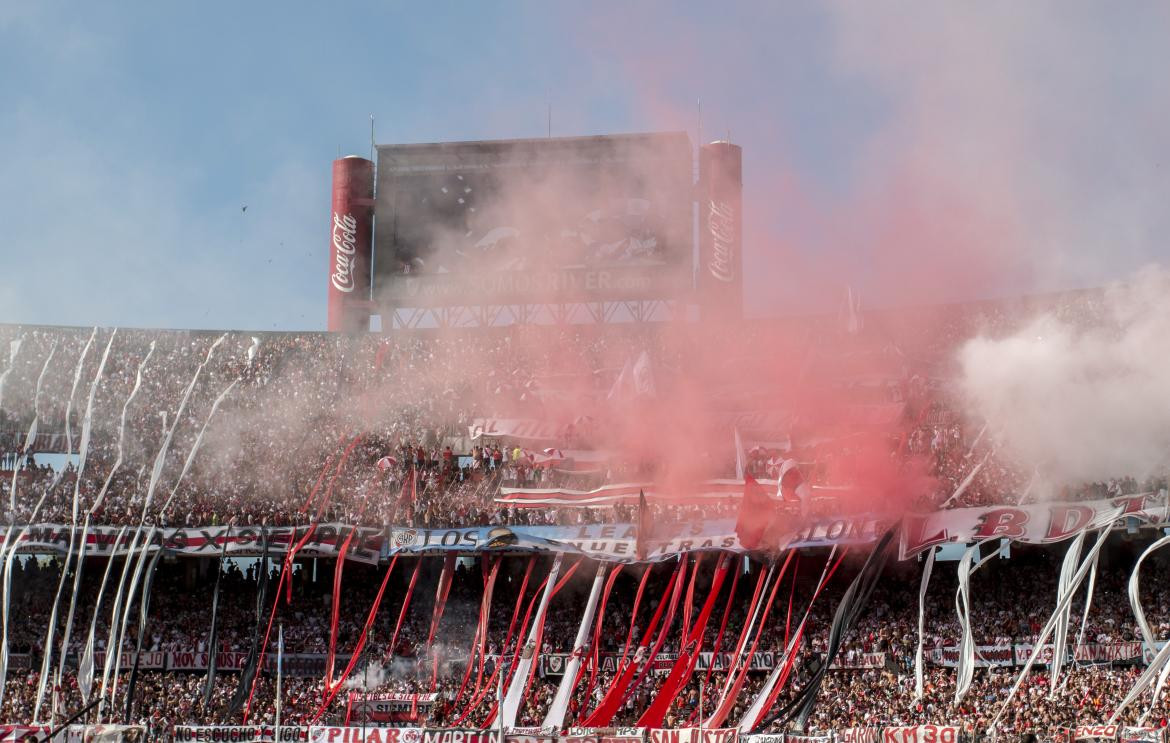 El recibimiento de River Plate para el Superclásico. Foto: NA.